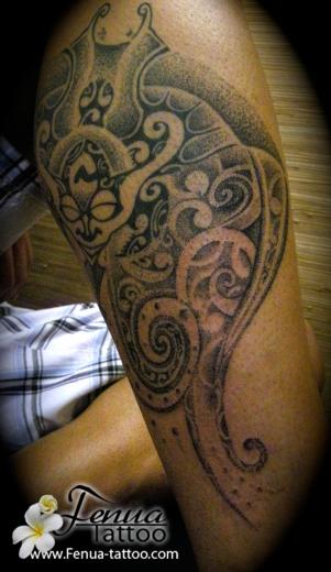 42°) Tattoo polynesien de raie en point
